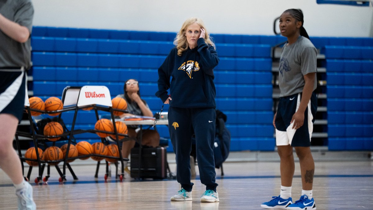 UNewHavenWBB's tweet photo. Stonehill 𝐓𝐇𝐔𝐑𝐒𝐃𝐀𝐘!

#BuckleUp | #BlueAndGold | #NECWBB https://t.co/kudbpChcHt