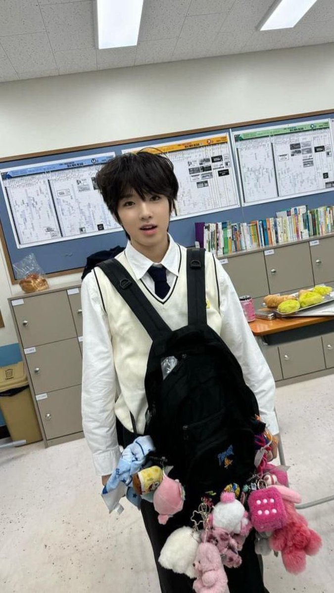 tryna get my backpack to look like this but the last time I put keychains on my bag one got stolen so uh yea 💔