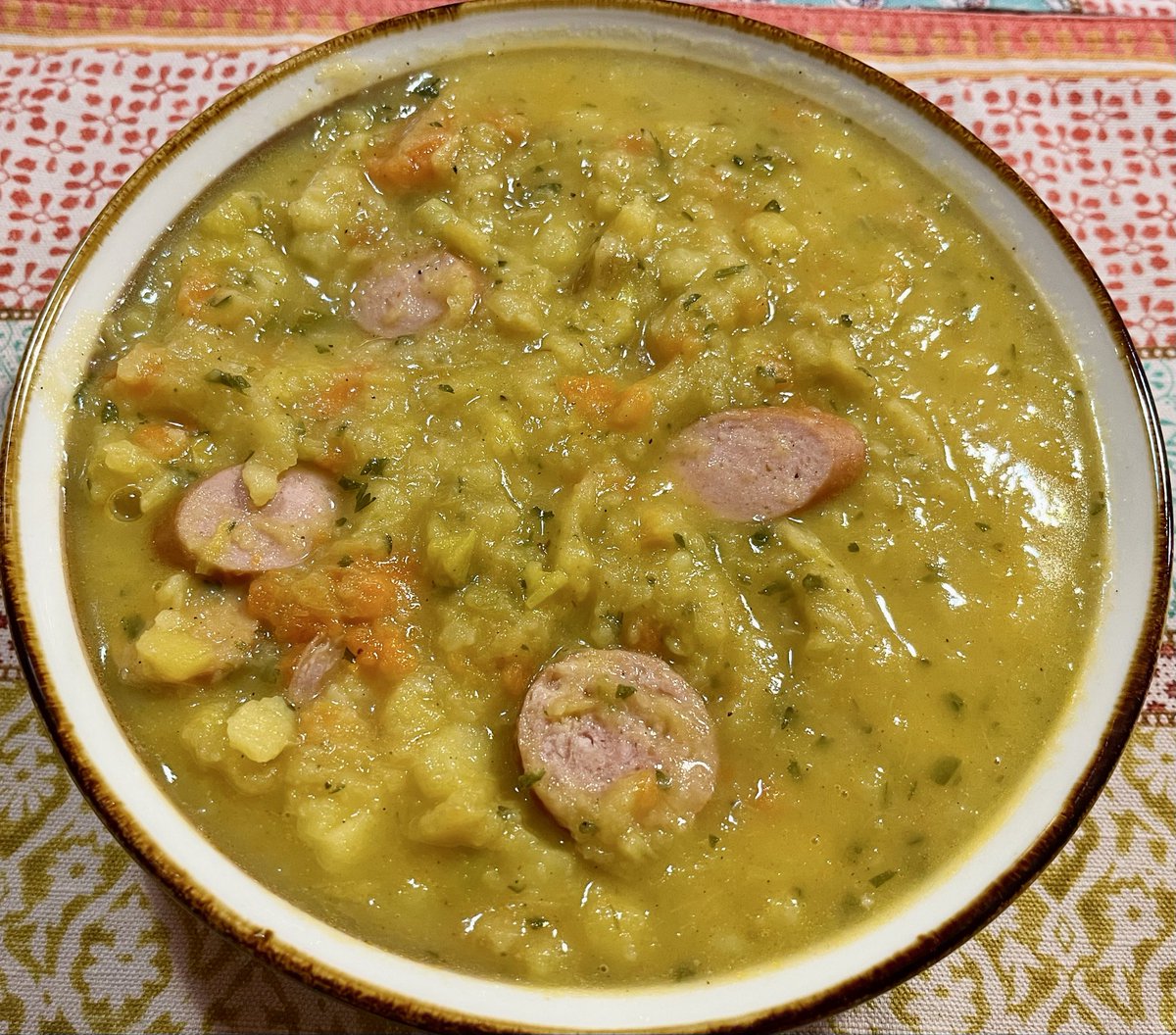 Kartoffelsuppe.
Wärmt von innen und schmeckt einfach immer so gut.

*mögt ihr eh nicht