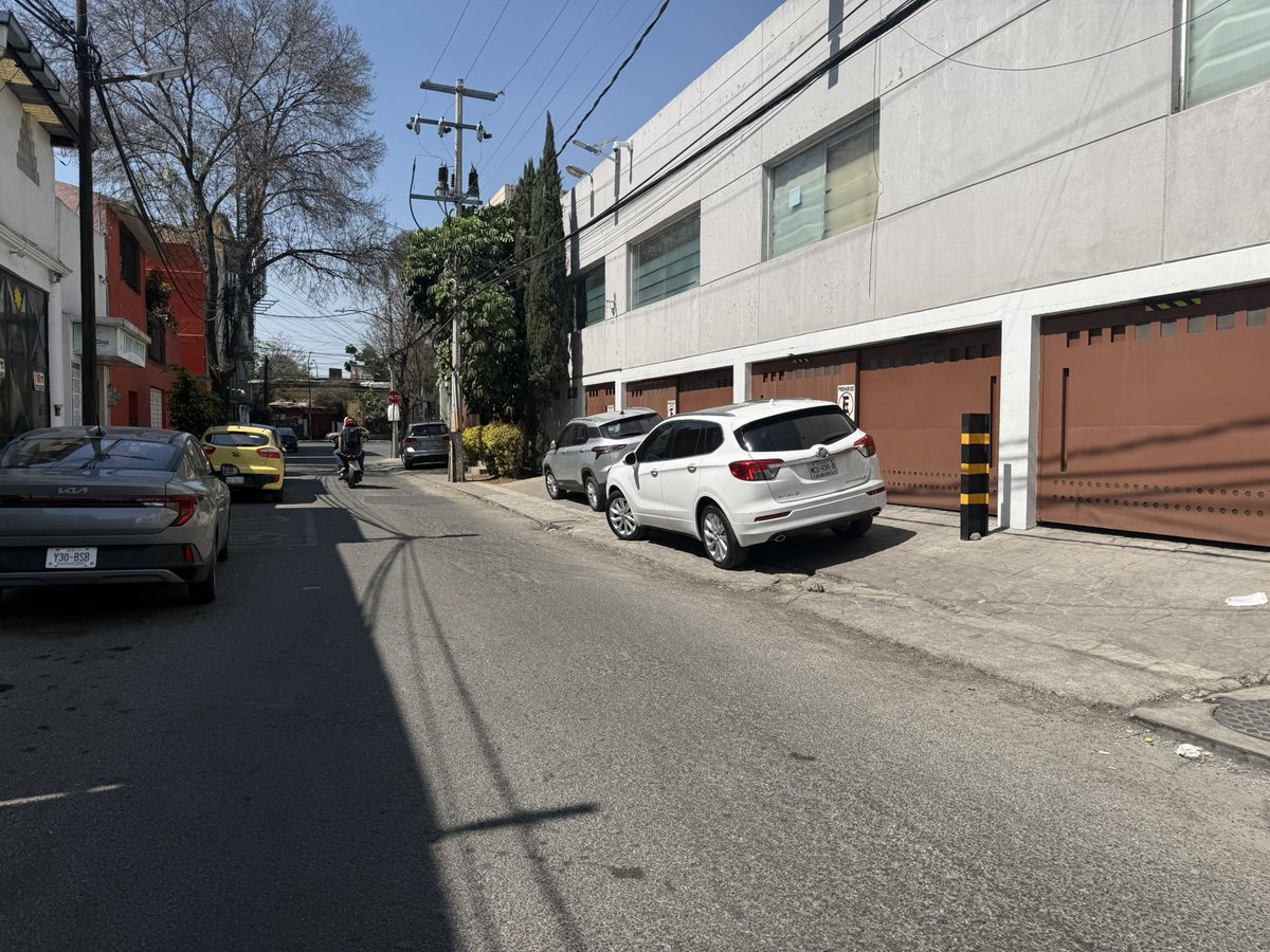 melehl's tweet photo. @UCS_GCDMX  nuevamente me n la banqueta 
Industria, entré Azcapotzalco y Centenario 
Azcapotzalco 
13:00 https://t.co/wKH3K4wWBp