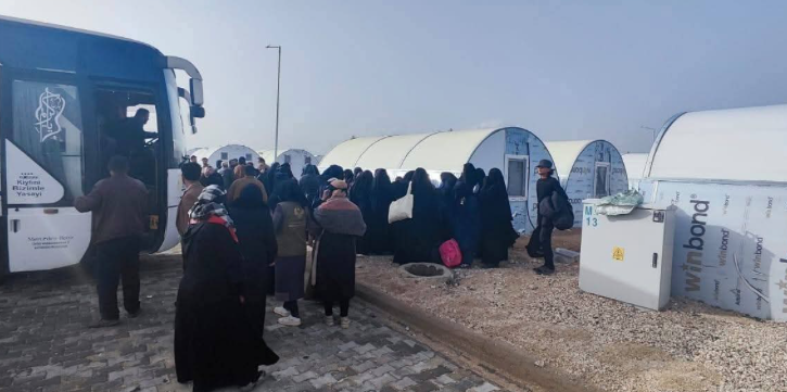Charles_Lister's tweet photo. NEW -- 77 families (almost all Syrian, some Iraqi/foreign) were moved from al-Hol to a camp in #Akhtarin, #Aleppo today.
Transfer managed by @SyriaCivilDefe @SYRedCrescent @SyMOSAAL & @StabUnit -- with @Refugees assistance. https://t.co/6glmcX3iD8