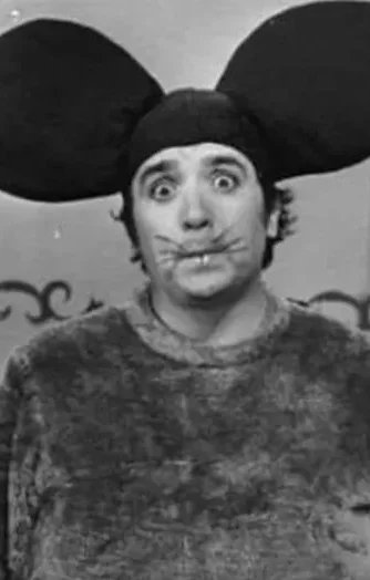 Demorgoaway's tweet photo. El ratón Crispin viendo a los Therian. https://t.co/bZAJUtcoND