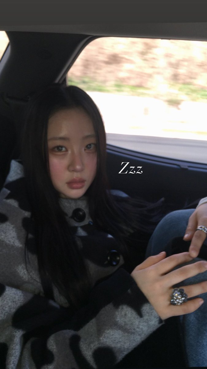 💌 Novas fotos da Yves.

#YVES #이브 <a href="/Yves___official/">Yves</a>
