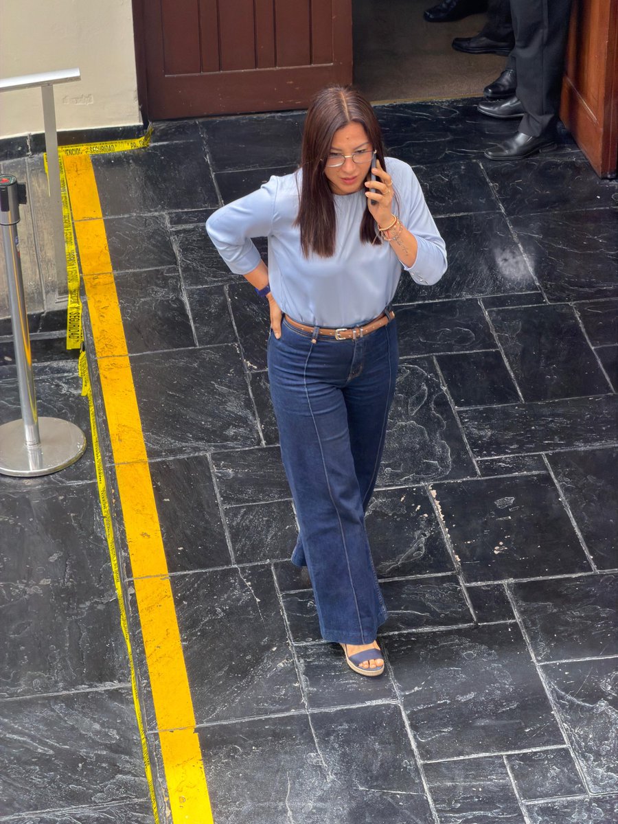 El rostro de Ana en los exteriores de José Faustino Sánchez, luego de perder el apoyo de los congresistas. ¿A quién llama? ¿A José Jerí? ¿A Patricia Li?