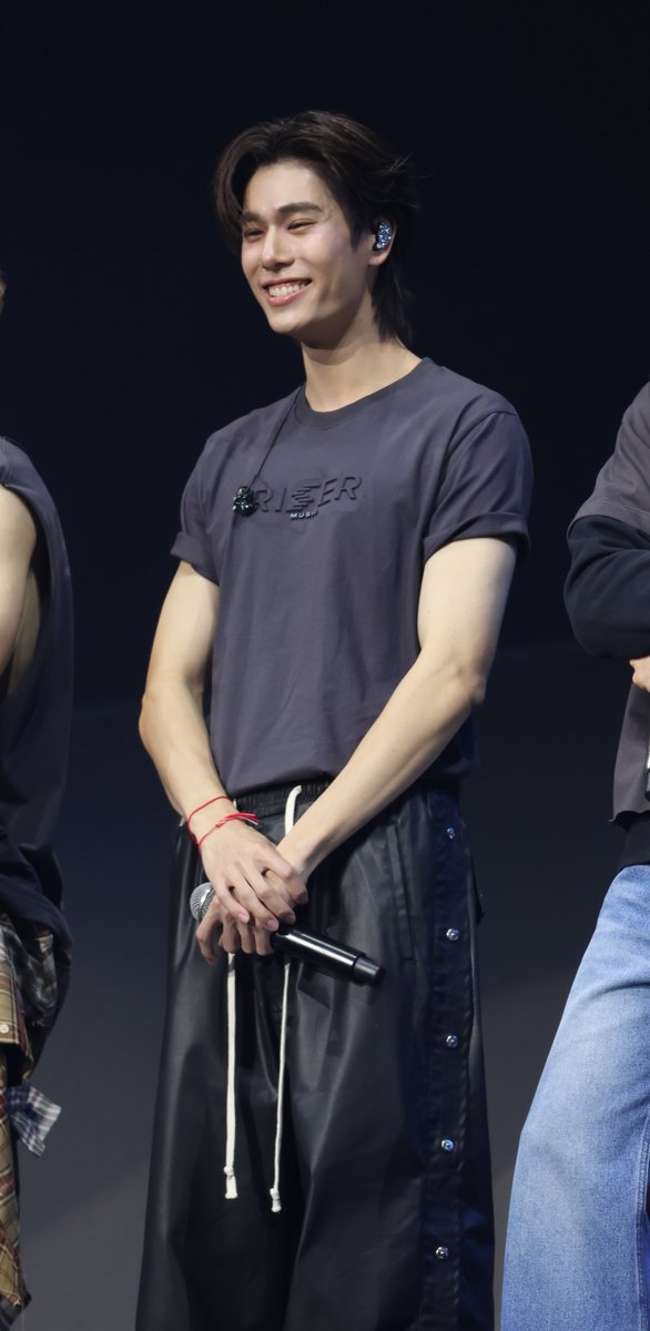 a phuwin thread from #RISERCONCERTD2 who can resist his smiles and