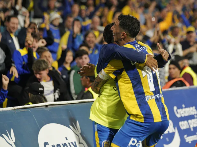 🗣️ "No lo conocía de verlo en persona, lo vi de lejos nada más. A penas terminó el partido se acercó el fotógrafo de Central y me mostró, yo no lo podía creer. Vinieron los periodistas para hacerme una nota. 

Después del partido me miró y me dijo "sos un genio" y se fue a