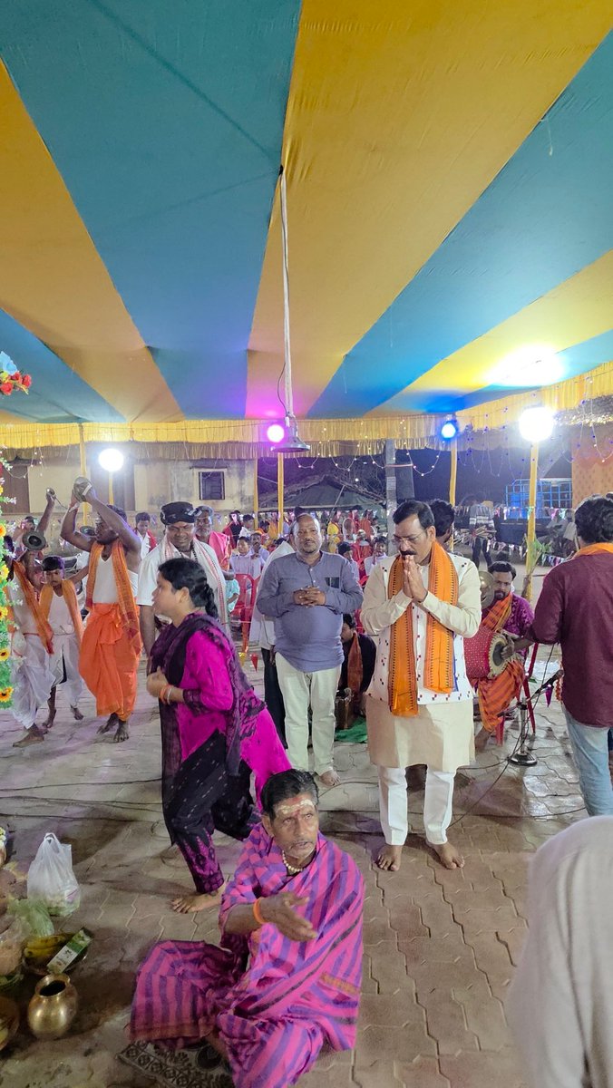GMohapatraBjp's tweet photo. ହରେ କୃଷ୍ଣ ହରେ କୃଷ୍ଣ
କୃଷ୍ଣ କୃଷ୍ଣ ହରେ ହରେ।
ହରେ ରାମ ହରେ ରାମ
ରାମ ରାମ ହରେ ହରେ।।
ନହରକଣ୍ଟା ଠାରେ ଆୟୋଜିତ ଅଷ୍ଟମୀ ପ୍ରହରି ନାମ ଯଜ୍ଞରେ ଯୋଗ ଦେଇ ପ୍ରଭୁଙ୍କ ନାମ ନେବା ସହ ପ୍ରଭୁଙ୍କୁ ଦର୍ଶନ କରି ଆଶୀର୍ବାଦ ଭିକ୍ଷା କଲି।
#HareKrishna
#HareRama
#NaamSankirtan https://t.co/RGfjYGeuYm
