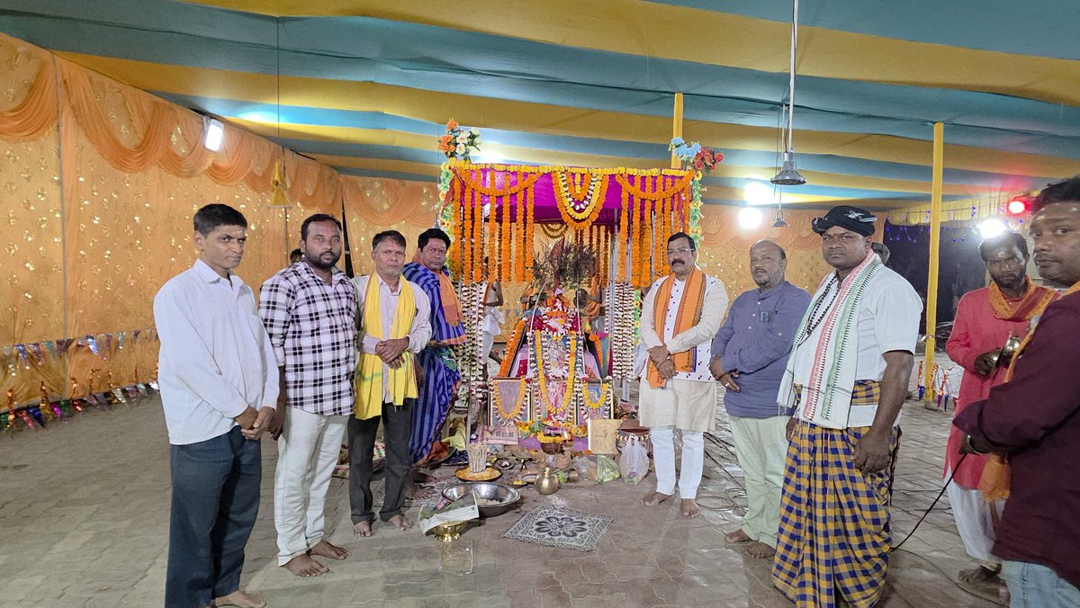 GMohapatraBjp's tweet photo. ହରେ କୃଷ୍ଣ ହରେ କୃଷ୍ଣ
କୃଷ୍ଣ କୃଷ୍ଣ ହରେ ହରେ।
ହରେ ରାମ ହରେ ରାମ
ରାମ ରାମ ହରେ ହରେ।।
ନହରକଣ୍ଟା ଠାରେ ଆୟୋଜିତ ଅଷ୍ଟମୀ ପ୍ରହରି ନାମ ଯଜ୍ଞରେ ଯୋଗ ଦେଇ ପ୍ରଭୁଙ୍କ ନାମ ନେବା ସହ ପ୍ରଭୁଙ୍କୁ ଦର୍ଶନ କରି ଆଶୀର୍ବାଦ ଭିକ୍ଷା କଲି।
#HareKrishna
#HareRama
#NaamSankirtan https://t.co/RGfjYGeuYm