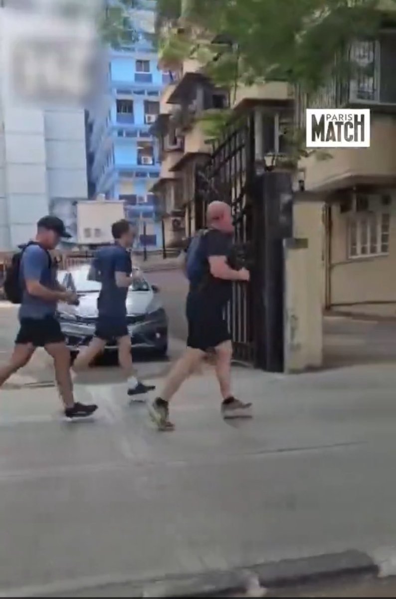 Mumbai #Inde <a href="/EmmanuelMacron/">Emmanuel Macron</a> court dans les rues, avec le peuple, il court vers son destin, signer des contrats pour la France 🇫🇷 Le Goat 🥹🫶🏻🥹🕶️