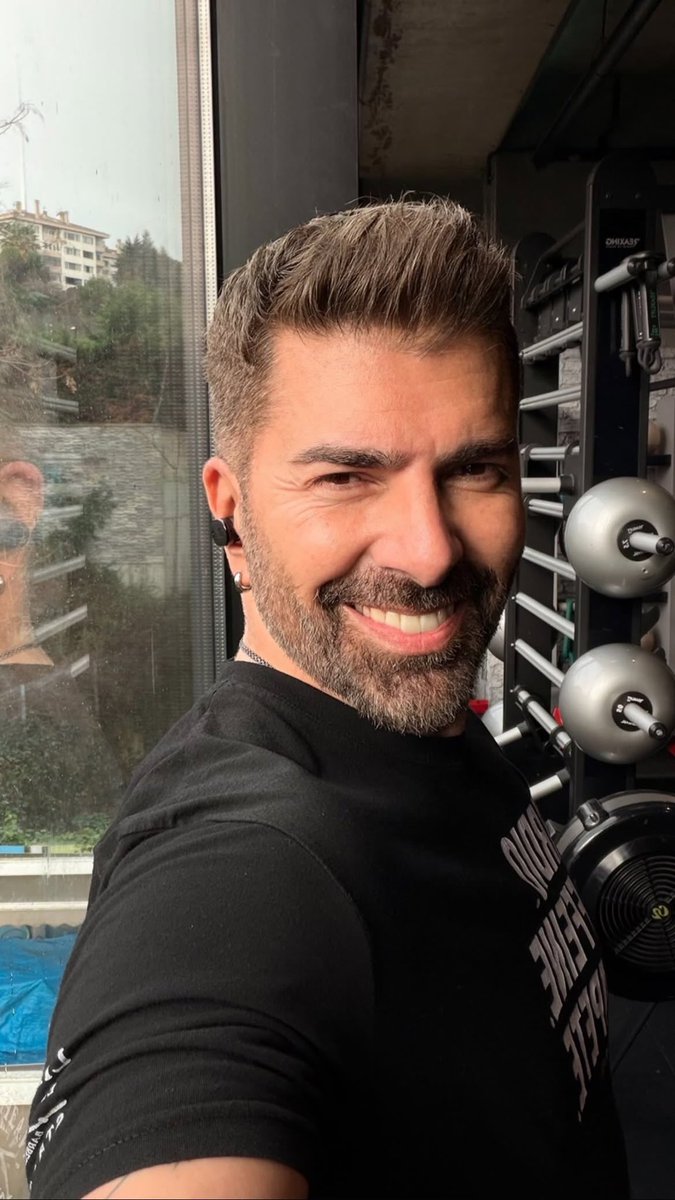 minacokmutsuz's tweet photo. O , vefanın vücut bulmuş hâli , sözünün eri , kalbi temiz , omzu sağlam , dost , hayırlı bir oğul ,  mükemmel bir baba ve çok yetenekli bir oyuncu . Çok özlemişim 🖤 https://t.co/6L92pBznjP