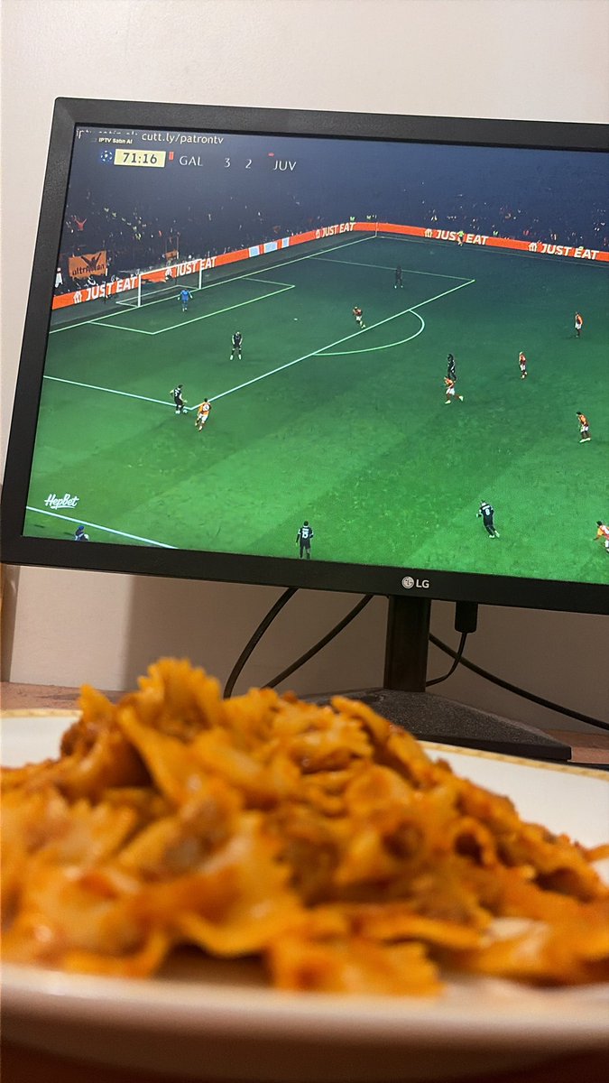 OmerAltuncu's tweet photo. Italian pasta 🍝 :) 🤣 #GSvJUVE https://t.co/b26wRAHN7W