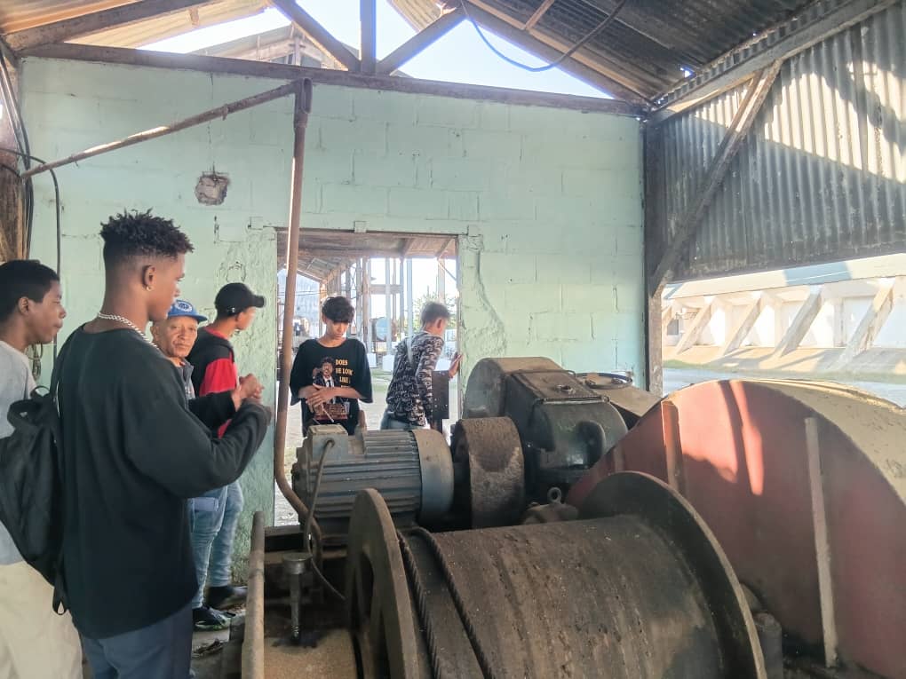 Nuestros estudiantes del segundo año de la especialidad de Maquinaria azucarera desarrollan habilidades adquiridas durante las prácticas concentradas, asesorados por su profesor guía y especialistas del sector.
<a href="/CubaMined/">MINED</a>
<a href="/naimatrujillob/">Naima Ariatne Trujillo Barreto</a> 
<a href="/nilser_pineda/">Nilser Piñeda Cruz</a> 
<a href="/RafelAngelGonz1/">Rafel Angel González Rodríguez</a>