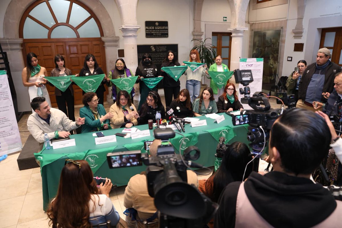 CDDMexico's tweet photo. ¡Durango, corazón del norte, será verde! 💚

Consulta el comunicado completo aquí: https://t.co/bl9oPk9Gdg 

#AbortoLegalDurango

@GIRE_mx @ddesermx @equidadmx @ilsb_ac @mujercelta 

Fotos: Jaime Canales https://t.co/U16tMxhWvI