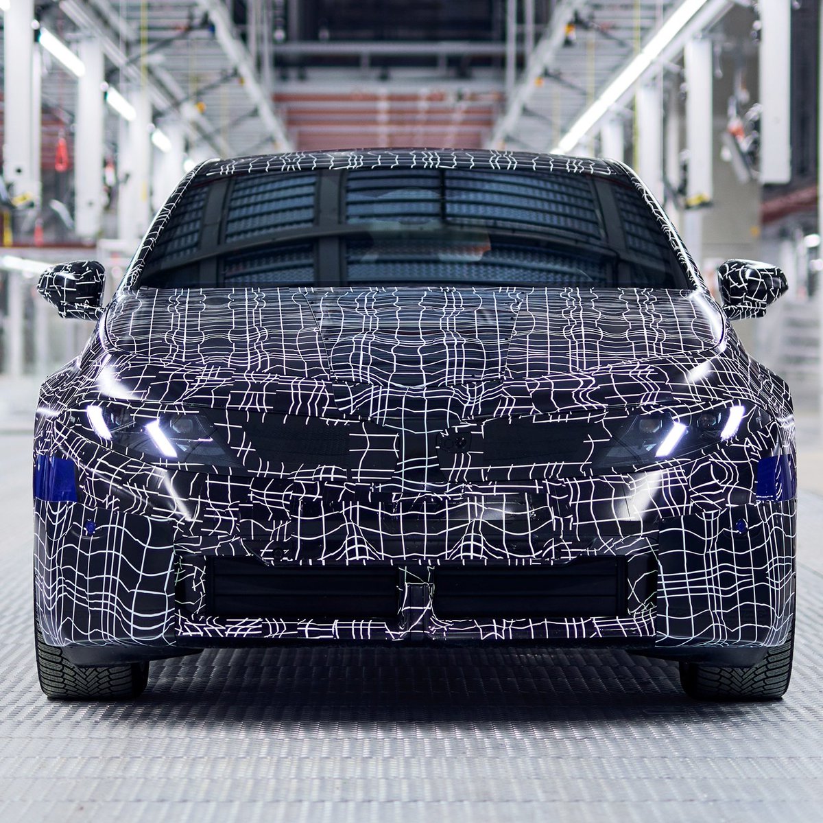 murattosunMSE's tweet image. ÇOK GÜZEL OLUYOR
Yeni BMW 3'ün ön üretimi BMW Group Münih Fabrikası'ndaki montaj hattından çıktı.
Seri üretim 2026 yılının ikinci yarısında başlayacak.
.
Haber, reklam.
#BMW #BMWi3 #BMW3