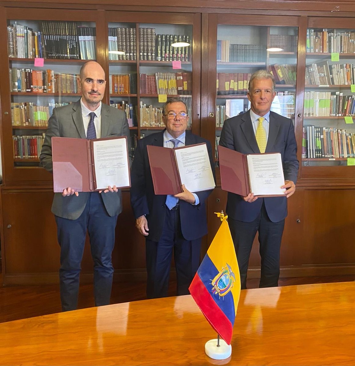 EmbajadaEcuPER's tweet photo. Asistimos a la importante firma del Convenio de Cooperación entre la Cámara de Comercio Italiana y la Cámara de Comercio Ecuatoriana en el Perú – CAEP 🇪🇨🤝🇮🇹 Este acuerdo fortalece la presencia empresarial ecuatoriana y favorece la integración económica entre nuestros países. https://t.co/F74juwQxxI