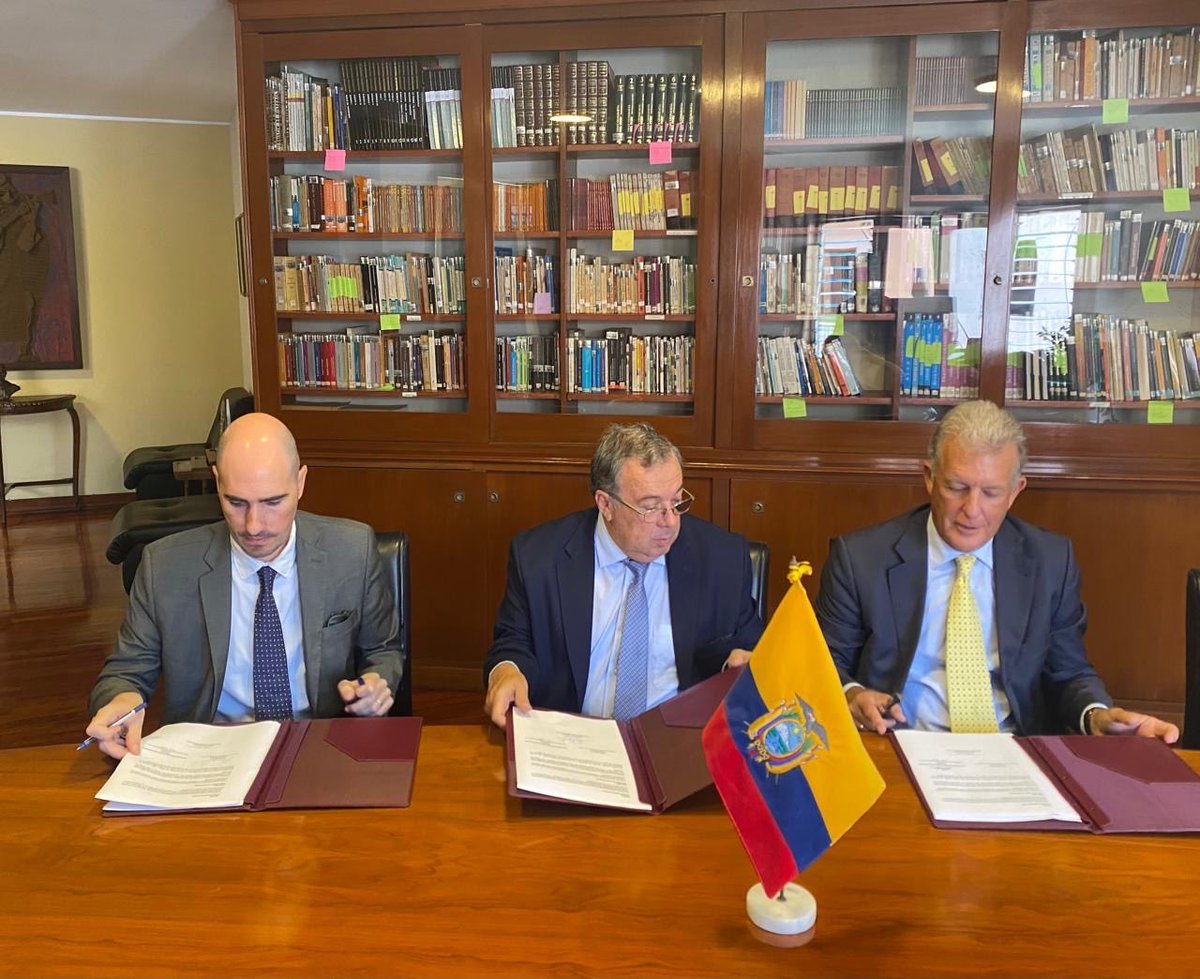 EmbajadaEcuPER's tweet photo. Asistimos a la importante firma del Convenio de Cooperación entre la Cámara de Comercio Italiana y la Cámara de Comercio Ecuatoriana en el Perú – CAEP 🇪🇨🤝🇮🇹 Este acuerdo fortalece la presencia empresarial ecuatoriana y favorece la integración económica entre nuestros países. https://t.co/F74juwQxxI