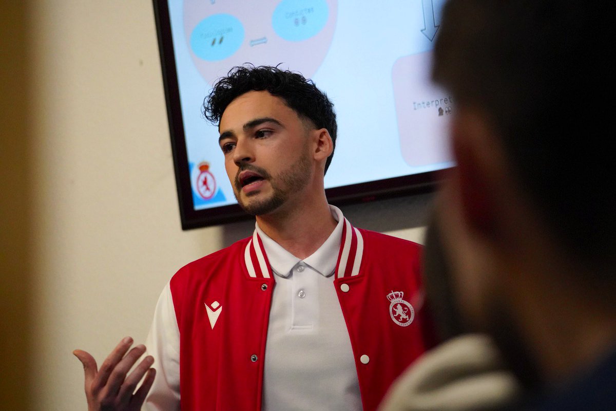 CultuAcademia's tweet photo. 🗣️ Taller de entrenamiento emocional 

Daniel Otero, psicólogo deportivo de la Academia, ha impartido una charla con los entrenadores de la cantera bajo el título: “¿Emociones? Úsalas a tu favor”

𝗙𝗼𝗿𝗺𝗮𝗰𝗶𝗼́𝗻 𝘆 𝗮𝗽𝗿𝗲𝗻𝗱𝗶𝘇𝗮𝗷𝗲 🔝

#AúpaCultu https://t.co/uvC77zQXh5