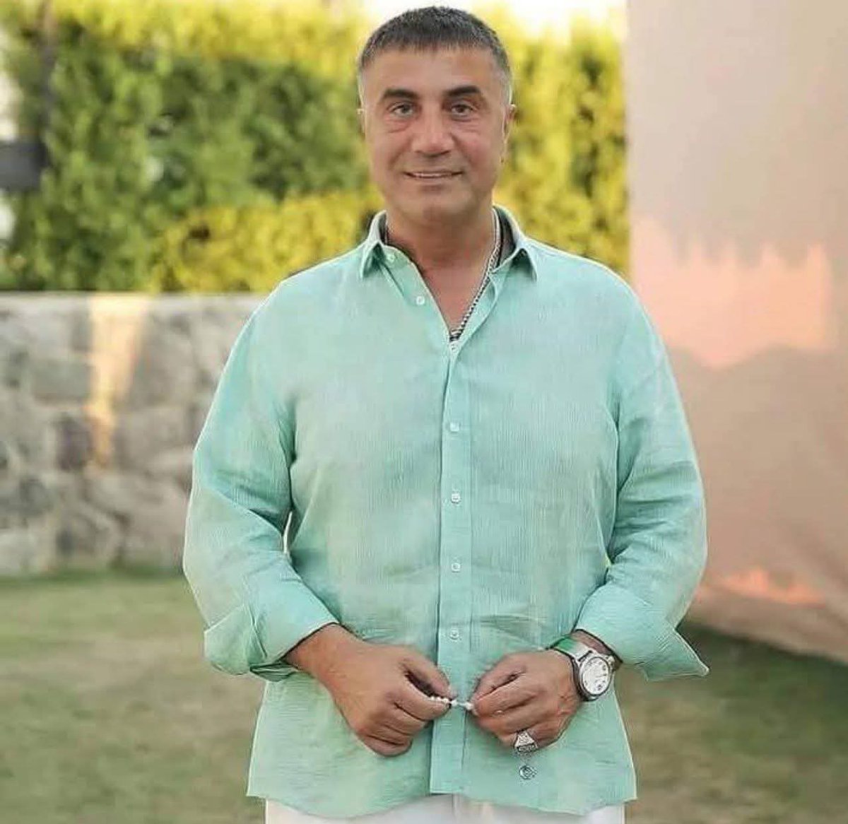 Sayın Reis Sedat Peker, yola bir dershane açarak başladı. Ardından bir kolej satın aldı. İmkânı olmayan gençlere, adının bilinmemesi şartıyla burs verdi. Amacı ve hedefi olan biri olduğu için parayı davası ve idealleri için bir araç olarak kullandı.
Amacı tekti: Turancı, vatanına
