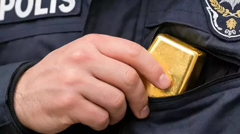 AŞTİ'de bir şahıs, 15 kg kaçak altınla yakalanarak polis noktasına getirildi. İşlem yapıldığı sırada şahıs altınları çantasına koyarak polis noktasından kaçtı.

Görevli polis Recep Ş., şahsın kaçtığını anons etti ve şahıs yakalandı ancak bu sefer üzerinden 14 kg altın çıktı.