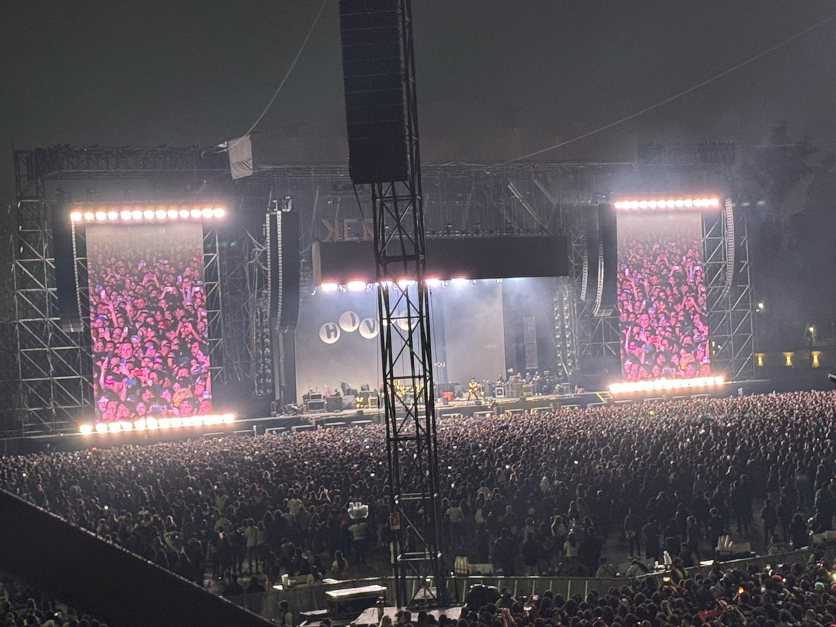 Yuki_Poki_'s tweet photo. Thank you @MCRofficial to bring us @thehives to Mexico really I loved it the show, best day eveeeeeer ❤️❤️❤️

I made my dream come true this weekend, see MCR in live.

My little girl when I was 11 felt realized 

Pero primero, mas musica de los hives ✨🙂‍↕️ https://t.co/I1tkkke5pJ
