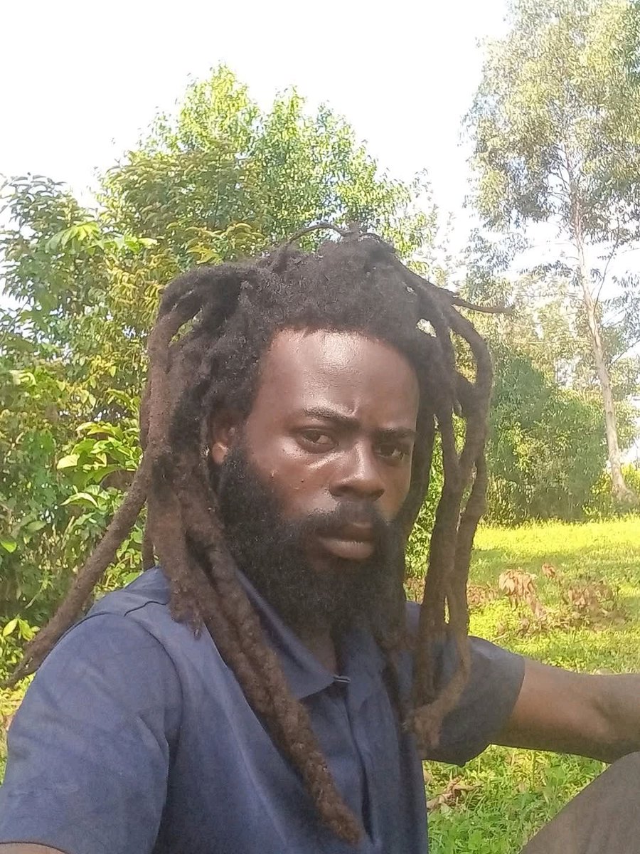 ignyharaz2's tweet photo. My elder brother Erick,  someone very cool, he's a teacher by profession  though tangu graduation he only taught fir 3 years then settled for agriculture.
Na pia he decided to be a Rastafarian by lifestyle.

Never has he ever used bangi.

No police case.

Never been arrested.
Always at home on time.

I trust this guy more than any of my family members...

Hachokozangi mtu .
All others on rastas exept me btw, just pure reagge hakuna bangi na uchokozi hii mtaa.

Anyway the reason to post hiii mapema ni ati amefuga some makulukulu, zile Turkey na he has 20 of them ready for market.

Kakamega as always hapo Shianda makunga.

If interested in one or 2 ukule nyama wewe Dm me or him 0797597747 Eric 

Each at 5k please.

Good morning
