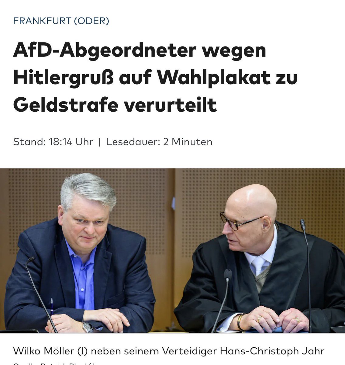 In dem Plakat, das ein Elternpaar zeigt, welches mit den Händen ein schützendes Dach über den Köpfen ihrer Kinder bildet, einen ‚Hitlergruß’ zu sehen, ist perfide und ein Beleg für den gelenkten Rechtsstaat. Zumal es von der #CDU ein identisches Plakat gibt.