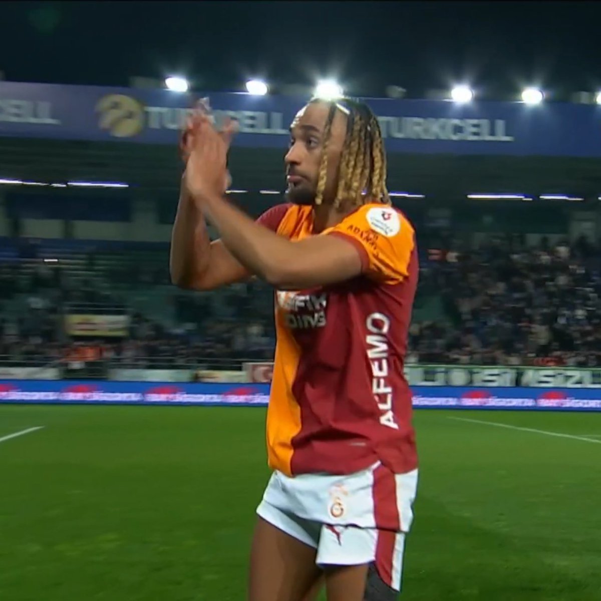 GRANDE 🔥 tweet media