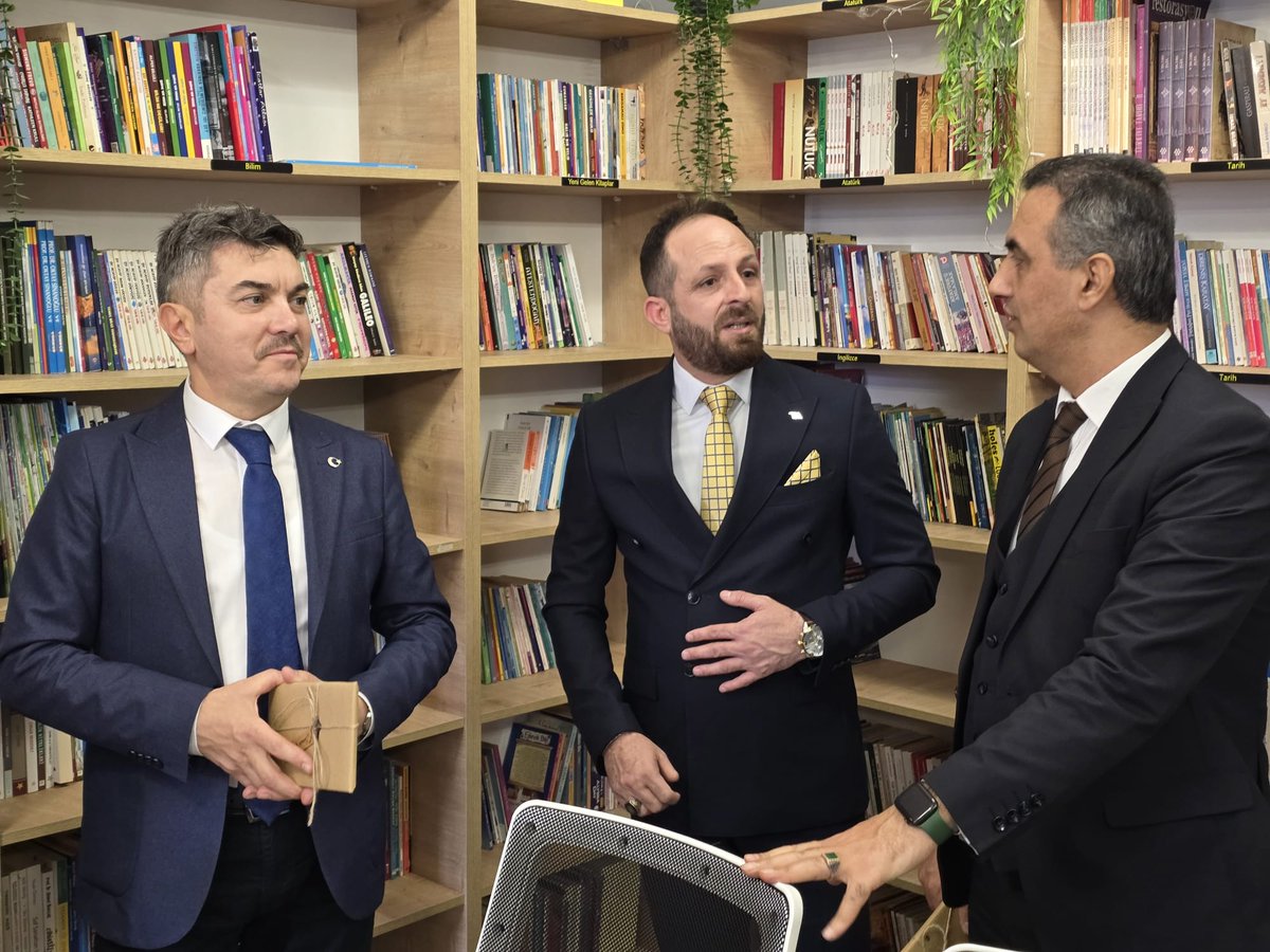 Şehit Taner Çobanoğlu Ortaokulu kütüphanemizin açılışı; İl Müdür Yardımcıları Abdulkadir Çınar ve Yunus Bulut, İlçe Müdürü Metin Sezer, İl Şube Müdürü Müştak Gencer, İlçe Şube Müdürleri M. Faysal Kayan, Mustafa Sakarya ve okul müdürlerimizin katılımıyla gerçekleştirildi.