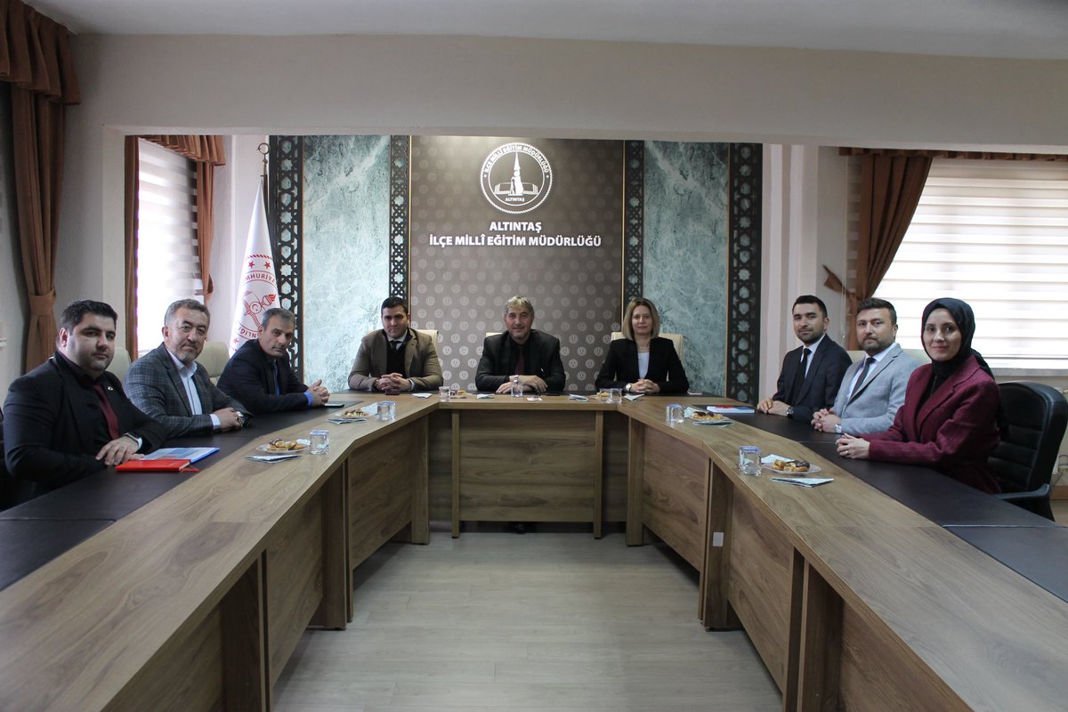 Altıntaş ilçemizde gerçekleştirilen Okuyan Nesil Kitap Söyleşisi Programı kapsamında İl Millî Eğitim Müdürümüz Mustafa YILMAZ, öğretmenlerimizle bir araya geldi.

Reşat Nuri Güntekin’in Acımak eseri üzerine yapılan söyleşide; okumanın bireyin karakterini, değer dünyasını ve