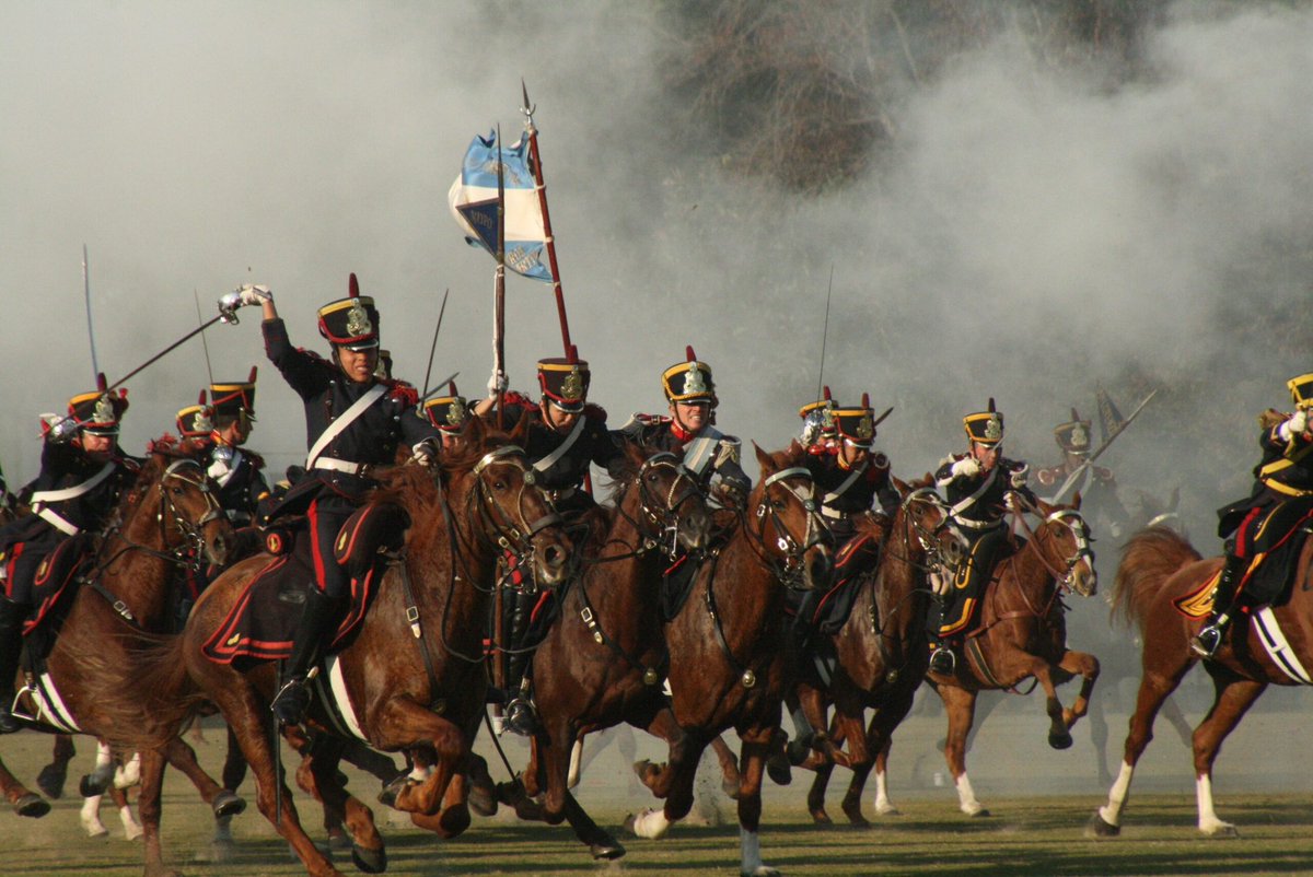 ArgntinaBlanca's tweet image. 🇦🇷🌞 Buen momento para recordar que el Sol en la Bandera Argentina hace referencia al Dios grecorromano Apolo —Dios de la Música, profecía y curación—, también mencionado en la Marcha de San Lorenzo (“Febo asoma, ya sus rayos…”). Este símbolo no tiene nada que ver con la basura