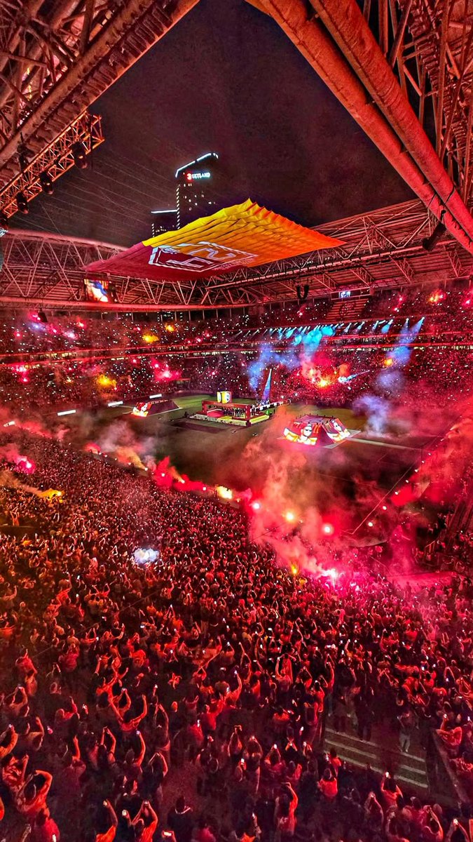mslaggert's tweet image. Beautiful atmosphere at Galatasaray after destroying Juventus 5-2. This is football 🔥