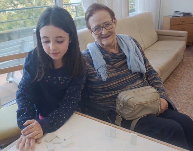 Avui l’alumnat de 3r de primària ha visitat la Residència d’avis per compartir una estona molt especial jugant a jocs de taula  🎲💛

Somriures, complicitat i aprenentatge en un matí ple de valors.