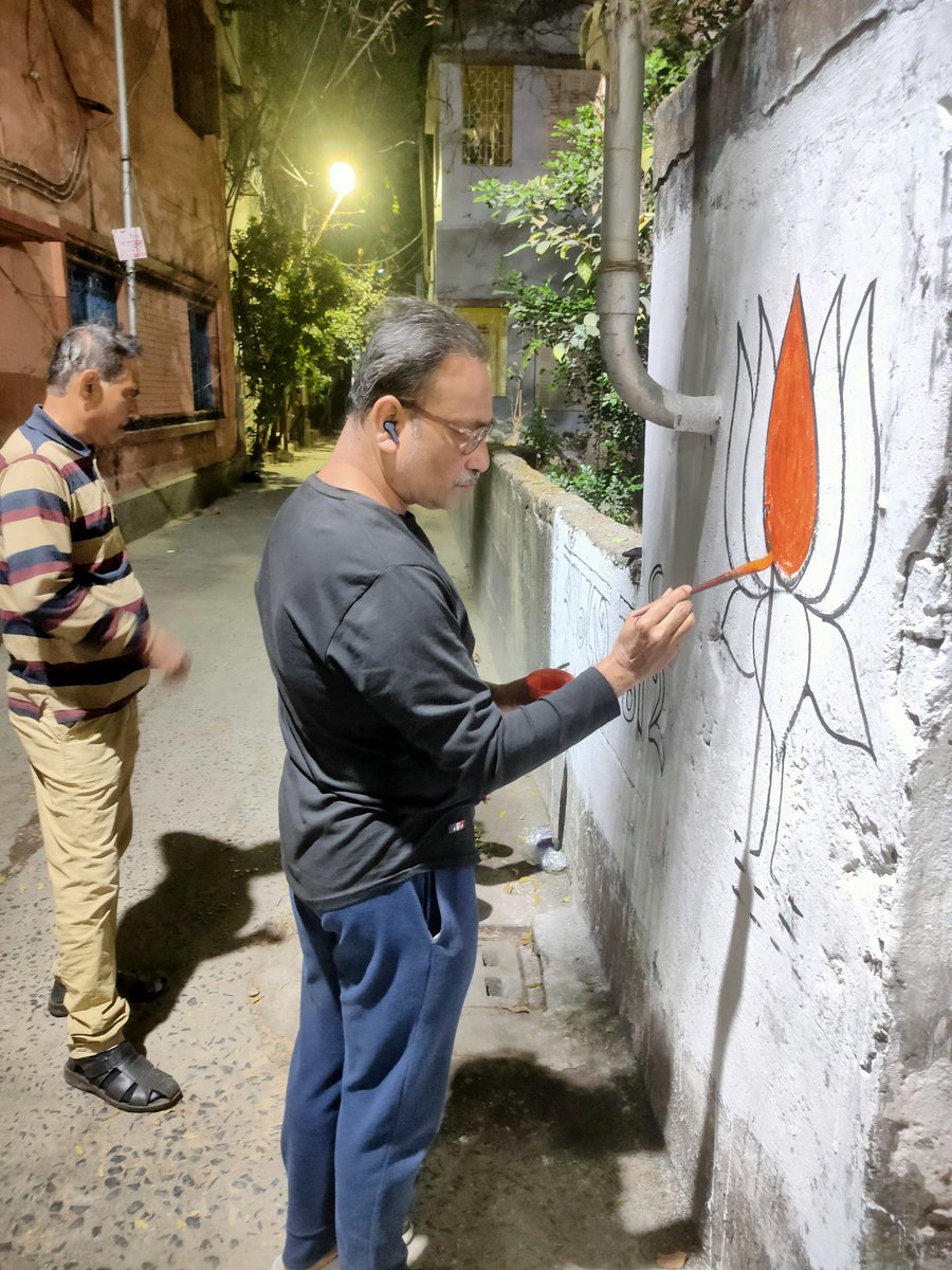 Indra21BJP's tweet photo. যাদবপুর বিধানসভার মণ্ডল ২ এর ১০২ নম্বর ওয়ার্ডের ১৮৯ নম্বর বুথে দেয়াল লিখন।
@narendramodi
@RSSorg
@subratowb 
@SamikBJP 
@BjpBiplab 
@sunilbansalbjp 
@BJP4Bengal 
@BJP4Delhi 
@BJP4India 
@BJPMahilaMorcha 
@BJPMM4Bengal 
@iamkrishnasish https://t.co/33voCFs6E8