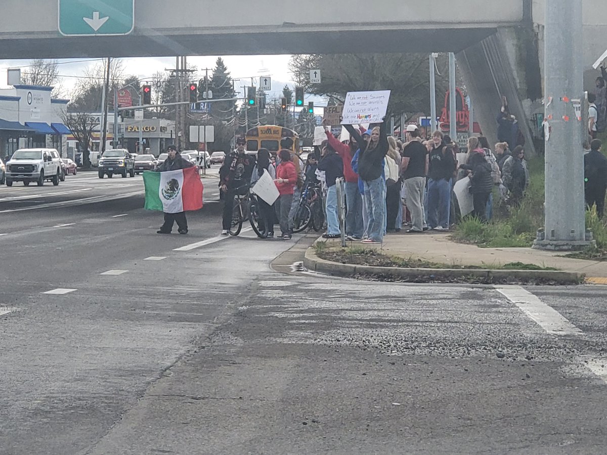LarsLarsonShow's tweet photo. from a Loyal Lars Listener:
"Lars, here is a crowd of North Eugene High School students protesting on River Road & Beltline. This has unsafe written all over it. Out on the road and at the guardrail of Beltline."
D