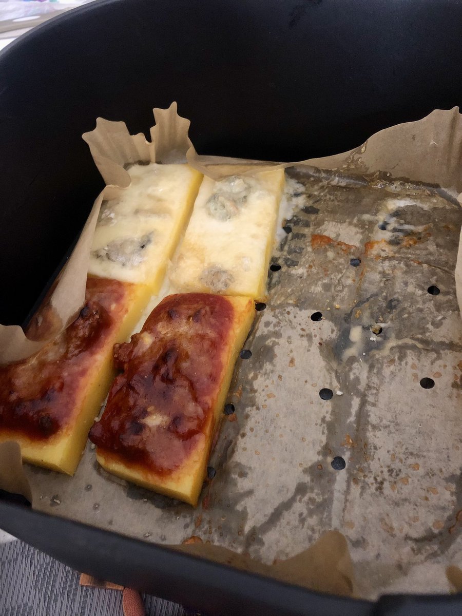 ceccamo's tweet photo. Ho smollato finalmente con sta friggitrice ad aria che fin’ ora ero stata col freno a mano tirato😅
#diffidenza https://t.co/P2iQz79nrf