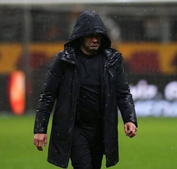 8. dakikada taca çıkan topu rakip kulübenin oraya koşup "hadi hadi" diye içeri vermesi > half space analizleri, false naynlar. Biz bize benzeriz. Bu oyunu bildiğimiz gibi oynar öyle kazanır kaybederiz.