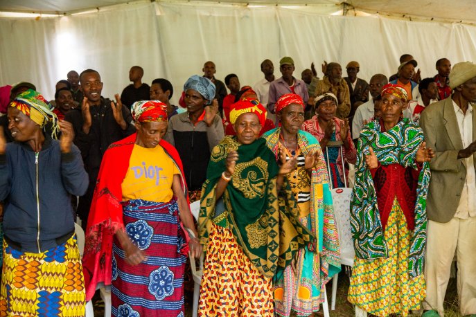 ProfemmesTH's tweet photo. Kuri uyu wa Kabiri, Pro-Femmes/Twese Hamwe ifatanyije na @RBCRwanda, @GicumbiDistrict n'ibitaro bya @Byumbahospital2 baganiriye n’abaturage bo mu tugari twa Muhondo, Kabuga na Mutandi mu Murenge wa Kageyo, imwe mu mirenge y'akarere igaragara mo #Malaria nyinshi. 
Abaturage bibukijwe ibimenyetso bya Malaria baganira no ku ngamba zo kuyihashya zirimo : 
✅Kuvanaho ubwororokero n'ubwihisho bw'imibu mu ngo n'aho batuye 
✅Kwitabira gahunda yo gutera umuti urwanya imibu mu nzu (IRS) 
✅Kwisuzumisha ku mujyanama w'ubuzima cg ivuriro rikwegereye ukibona ibimenyetso bya Malaria 
✅Gufata imiti neza nk'uko wayandikiwe.

#KuranduraMalariaBiheraKuriNjye 
#Health4All 
@RwandaHealth @RwandaNorth @RwandaLocalGov