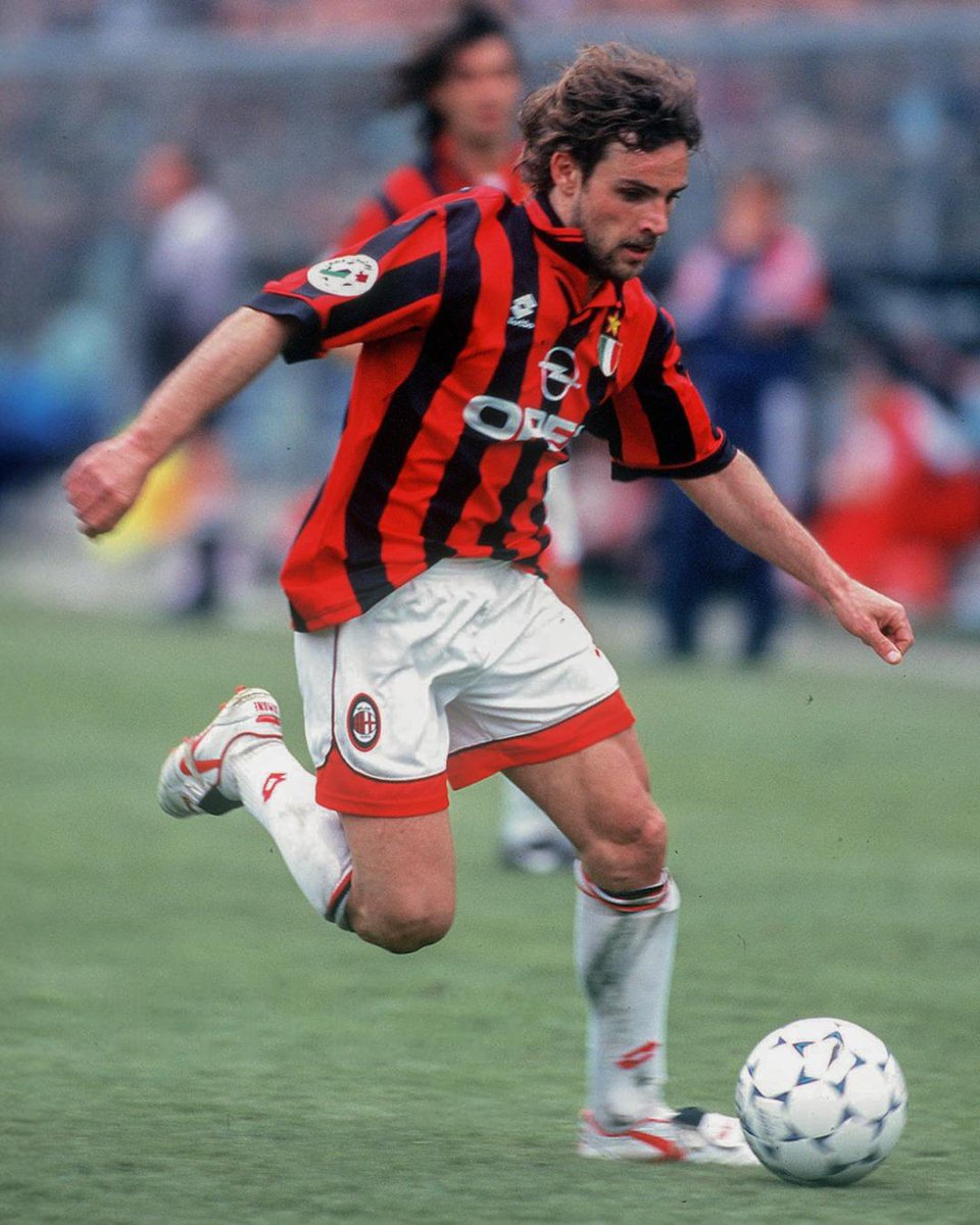 ¡Qué jugador, qué camiseta, qué botas!