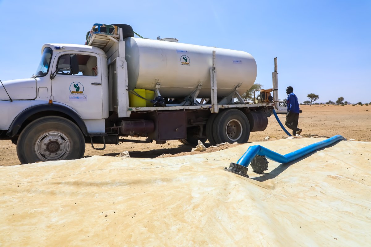 UNICEFChad's tweet photo. A rapid lifeline when it is needed most.

Every day, @UNICEF and its partners are on the ground providing safe drinking #water to about 26,000 Sudanese #refugees settled in Marassabré, eastern Chad.

This support is made possible thanks to funding from @UNCERF.
#Sudan #children https://t.co/rnJ6l6DTqP