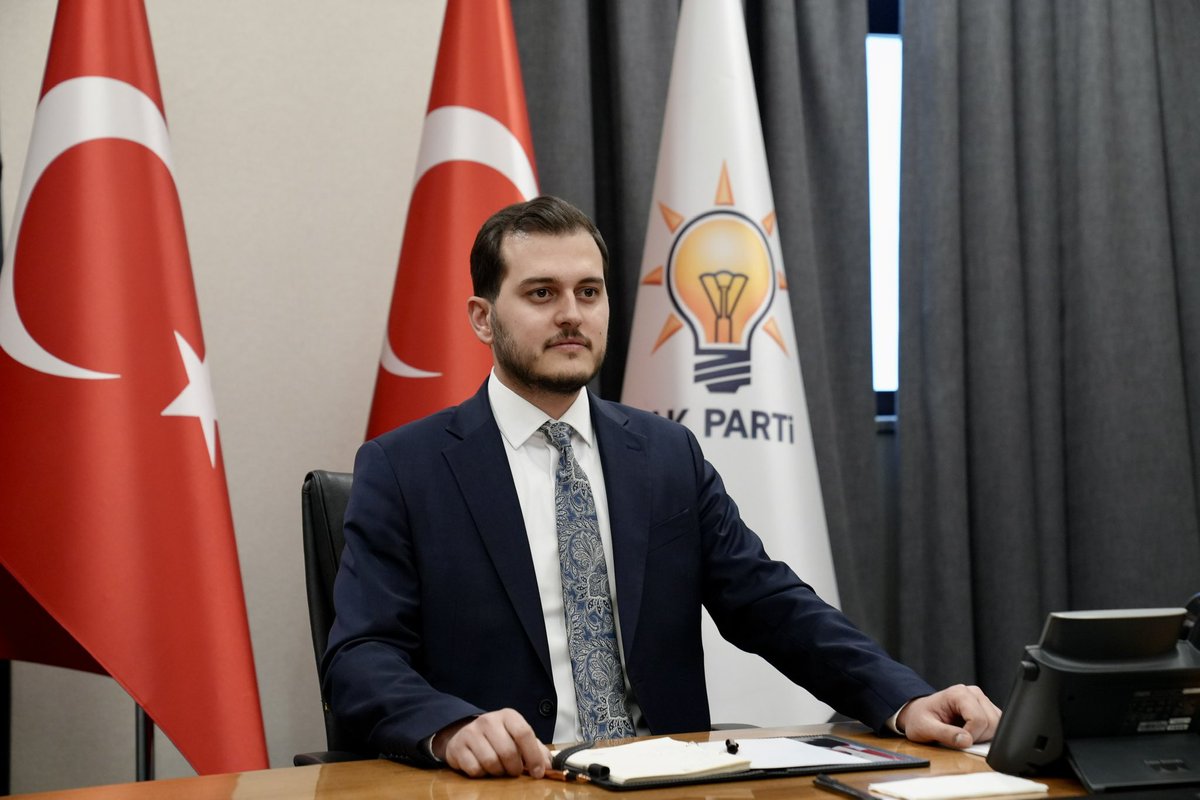 FatihAydemir45's tweet photo. 81 il ve 207 üniversiteden teşkilat mensuplarımızla geniş katılımlı bir toplantı gerçekleştirdik.

Ramazan ayının bereketini ve kardeşlik iklimini kampüslerimize birlikte taşıyacağımız bir dönem için sözleştik.

ÜNİAK olarak gençlerimizin akademik başarıları kadar manevi ve fikir dünyalarının zenginleşmesine de önem veriyoruz.

Bu kapsamda toplantımızın sonunda bizlerle bir araya gelerek sohbeti ve duasıyla gönüllerimize dokunan Cihannüma Derneği Başkanı Sn. @Selimcerrah Hocamıza ayrıca teşekkür ediyorum.

Gençliğimizin ilimle, fikirle ve değerlerle güçlendiği; Ramazan’ın bereketinin kampüslerimizde hissedildiği hayırlı bir dönem olmasını diliyorum.🌙🕌