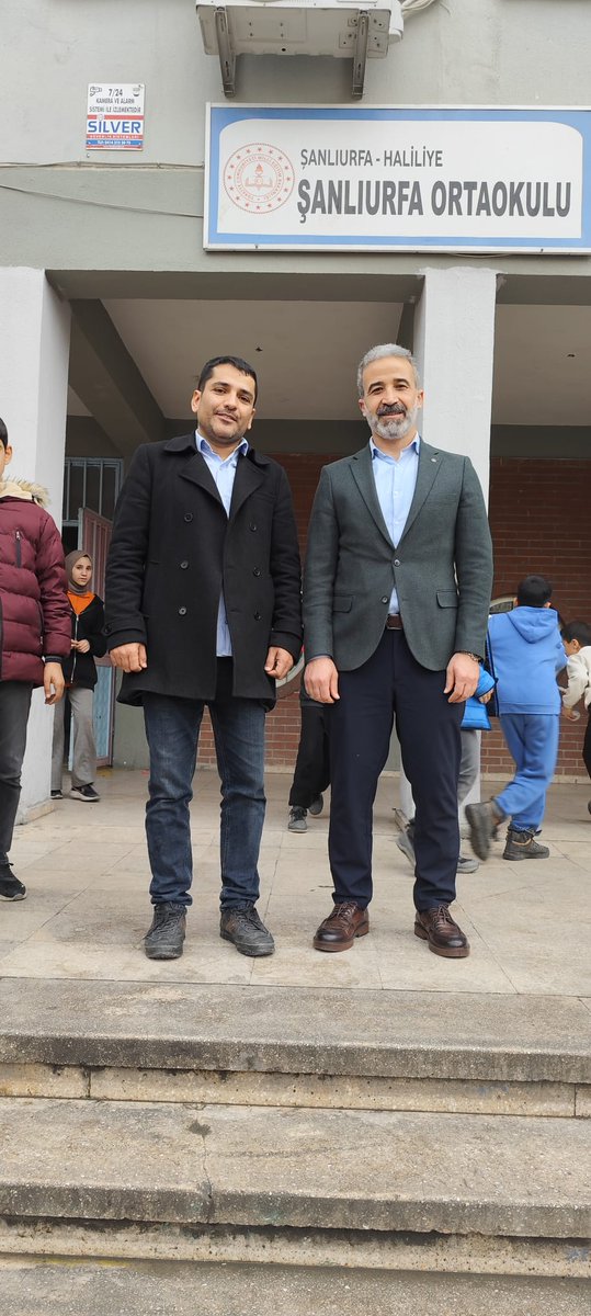 RihaZiman's tweet photo. Îro li ser navê Komîsyona Zimên a Baroya Rihayê, endamê me Prz. Nurullah Küçükoğlu di derbarê dersên bijarte yên Kurdî de serdana Midûrîyeta Dibistana Navîn a Şanlıurfayê ya Bajarê Rihayê kir. Spas ji bo pêşwazîya Brêz Ömer Kutlu(Midûr)... https://t.co/dnV8cd8mRz