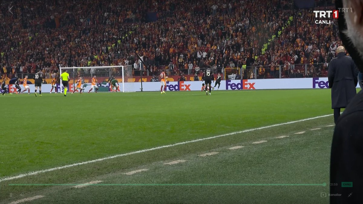 Tek kamerayla bu şekilde Şampiyonlar Ligi maç yayını mı olur? Hiçbir pozisyonun tekrarını göstermediniz. Yetmedi <a href="/trt1/">TRT 1</a>
yer kamarasıyla iki dakika boyunca yayın verdiniz. Yazıklar olsun. 
#TRT1
#GSvJUVE