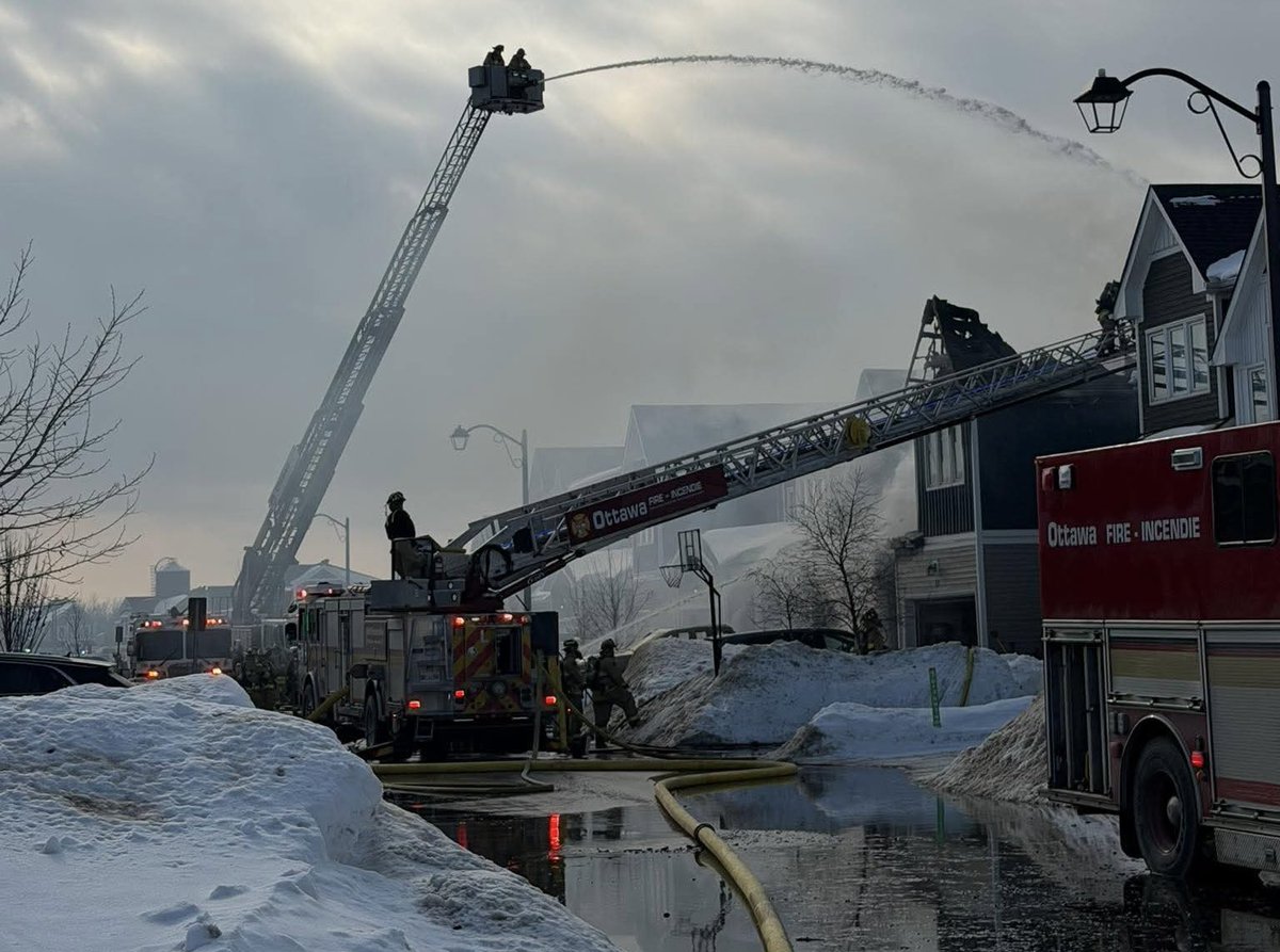 onscenephoto_'s tweet photo. WORKING FIRE: Ottawa Fire and emergency services are on scene of a 2nd alarm working fire in the 0-100 block of Pelham Cres in #Richmond
- Unknown injuries 
- Please avoid the area https://t.co/TRgHZvf5IS