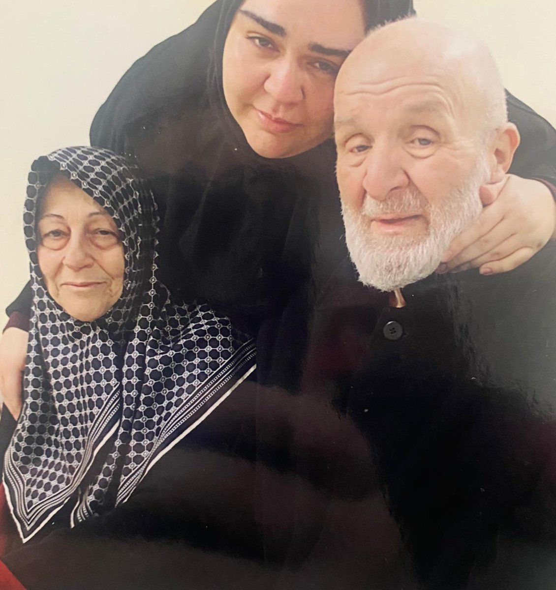 "BABAMIN ÇOK VAKTİ KALMADI, TAHLİYE İÇİN ÖLMESİNİ BEKLİYORLAR"

Bir yıldır Tekirdağ'da tutuklu olan köfteci Abdullah Tırpan amcanın kızı: 

"Babamın artık çok vakti kalmadı. Bunu görüşlerde görünce hissediyoruz. İki hafta önce 3 Şubat'ta açık görüşümüz vardı. Hali çok kötüydü.