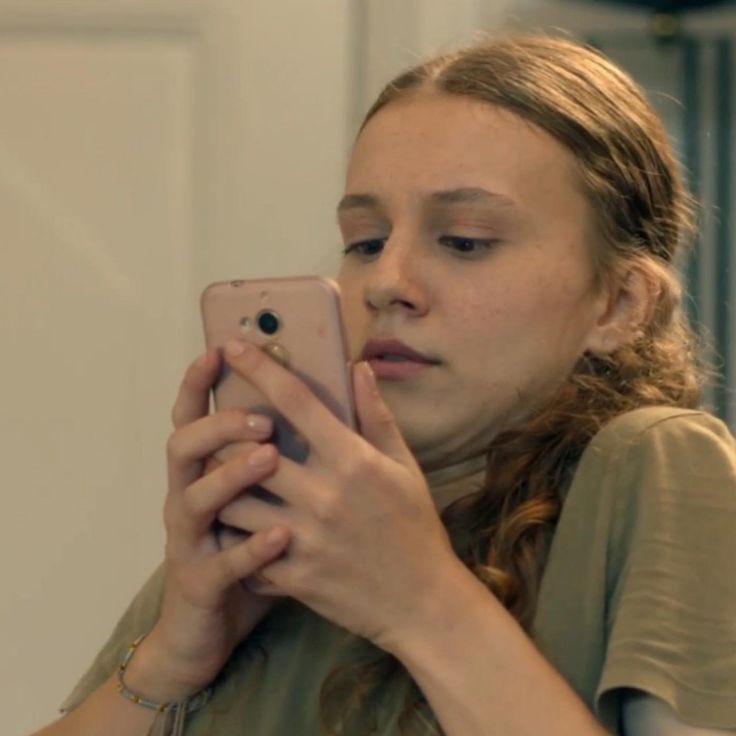 toplum içindeyken twitterda dolaşıyorumdur