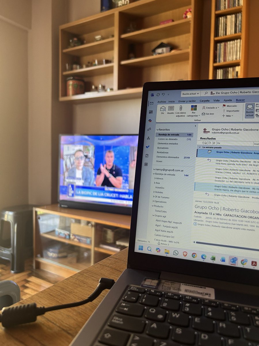 Prefiero mirar los correos hoy y no mañana enloquecerme, así que hoy le dedico un ratito al trabajo 💪🏼
Buenas tardes para todos! 🤗