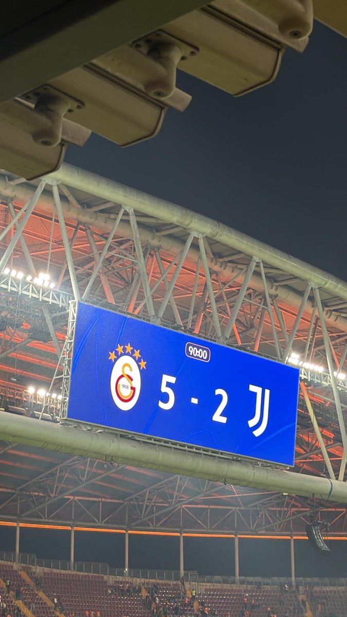 Her fırsatta Başkanımız Dursun Özbek'e, Abdullah Kavukcu'ya, Okan hocamıza ve takımımıza güvenelim demiştim. Bu geceki zafer için hepsine teşekkür ederim.
Ve muhteşem Galatasaray taraftarı sizin eşiniz benzeriniz dünyanın hiçbir yerinde yok 👏🏻👏🏻💛❤️