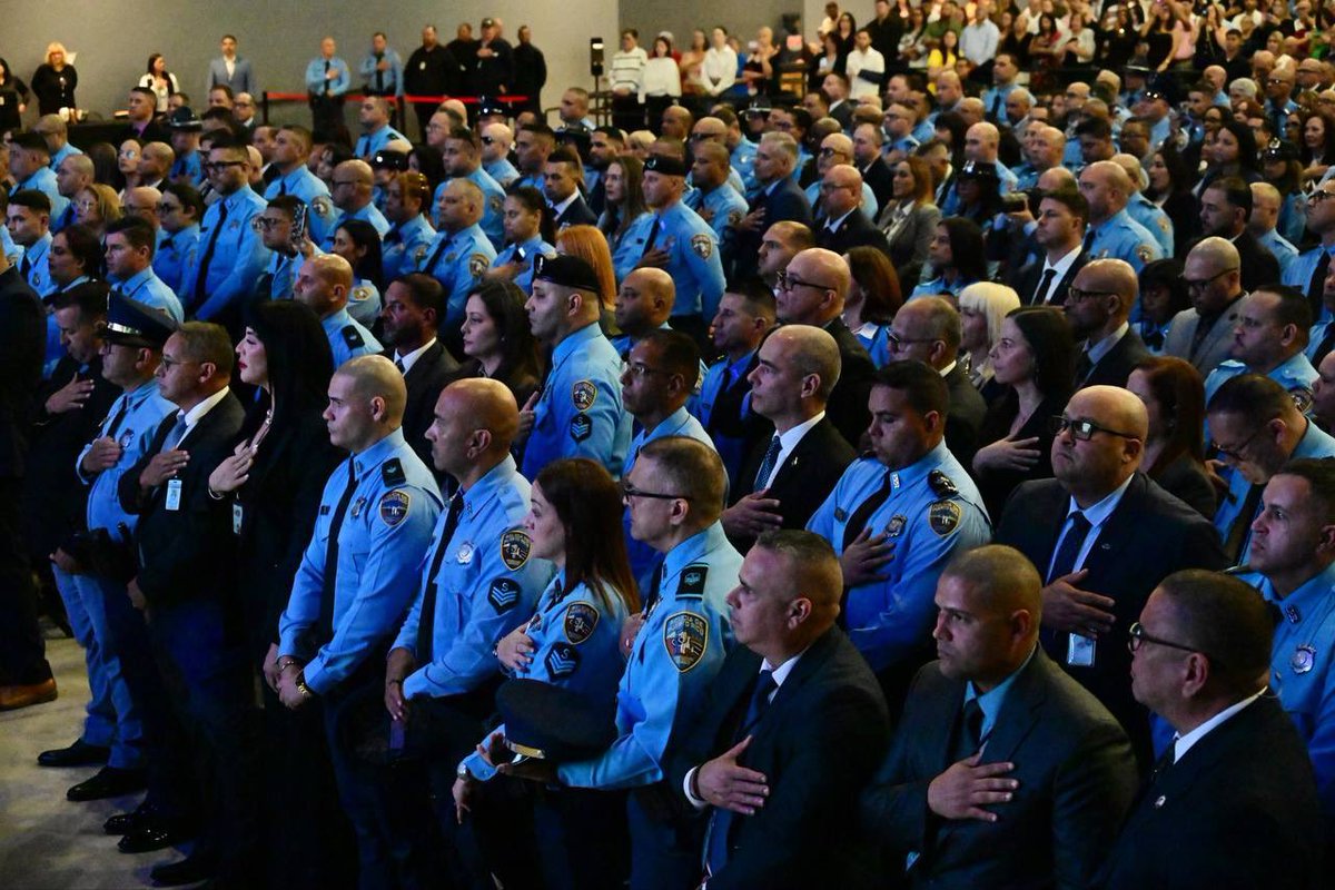 Hoy reconocemos a quienes con esfuerzo y compromiso sostenido, avanzan en nuestra cadena de mando y asumen nuevas responsabilidades dentro de la Uniformada de la Policía de Puerto Rico.

Felicito con orgullo a los 452 policías que hoy ascienden: 61 a Sargento, 390 a Teniente II y