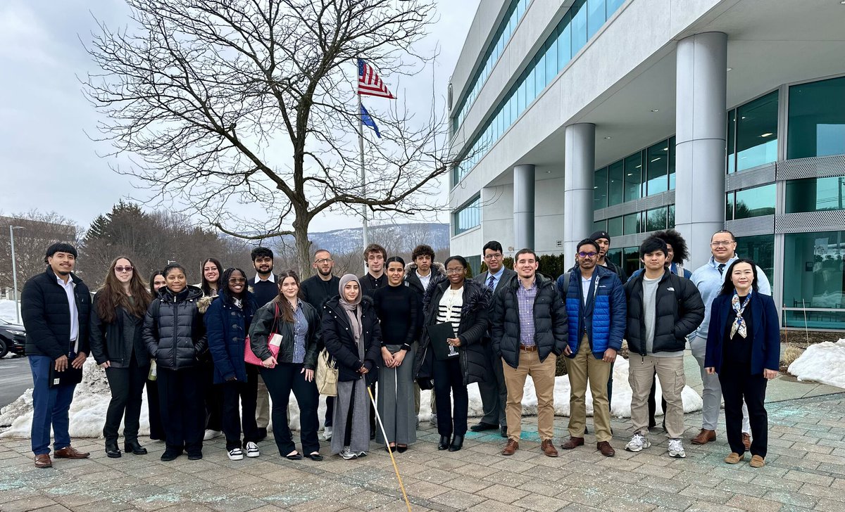 CCSU's tweet image. Central students got a firsthand look at a leading FinTech company, COCC in Southington, learning from pros, seeing teamwork in action, and connecting class to careers 💼💙🔱

#WeAreCentral