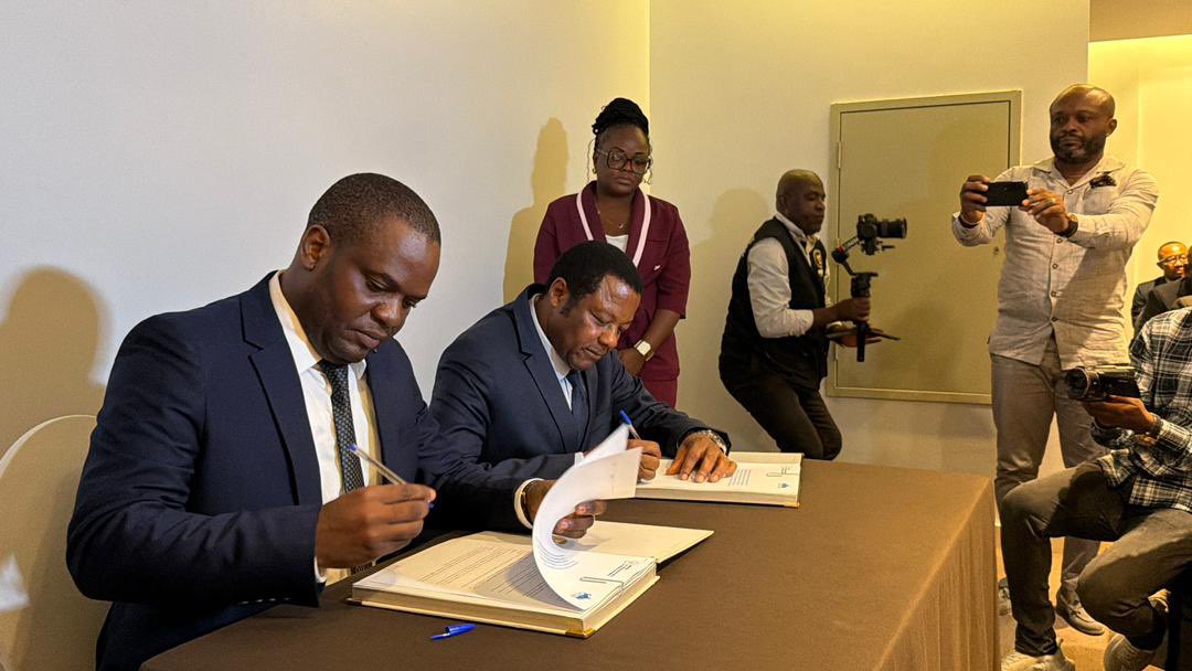 kakese_leon's tweet photo. #RDC CNSSAP – MINEDU-NC @mineduc : Un partenariat stratégique pour sécuriser la retraite des enseignants

-La Caisse Nationale de Sécurité Sociale des Agents Publics de l’État (@Cnssap_RDC) et le Secrétariat général à l’Éducation nationale ont signé, le 17 février 2026, une convention de collaboration visant à structurer et sécuriser la gestion des retraites des enseignants congolais.

Cette initiative s’inscrit dans la mise en œuvre de la Loi n°22/031 du 15 juillet 2022, promulguée par le Président Félix-Antoine Tshisekedi Tshilombo, instaurant un régime spécial de sécurité sociale pour les agents publics, sous le pilotage du Vice-Premier Ministre Jean-Pierre Lihau Ebua.

Signée par le DG de la CNSSAP, Junior Mata @Junior_Mata1 et le SG à l’Éducation nationale, Juvénal Sanga, la convention prévoit un dispositif transparent et fiable pour encadrer les départs à la retraite, de l’identification des bénéficiaires à la liquidation des droits. Supervisée également par la ministre d’État Raïssa Malu, cette démarche renforce la modernisation de l’administration publique et garantit aux enseignants une retraite digne et sécurisée.